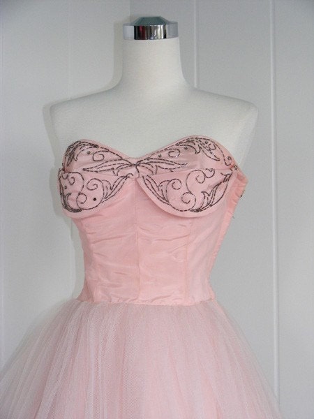 1950 VINTAGE SOFT PINK TULLE SHELF - BUST PROM WEDDING EVENING GOWN