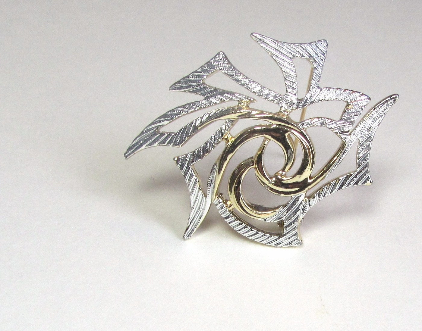 Sarah Coventry 1970s Jewelry Vintage Brooch Collar Pin Asian Design Gold Swirls Silver Ribbons Two Tone Jewellery Retro Fashion Women