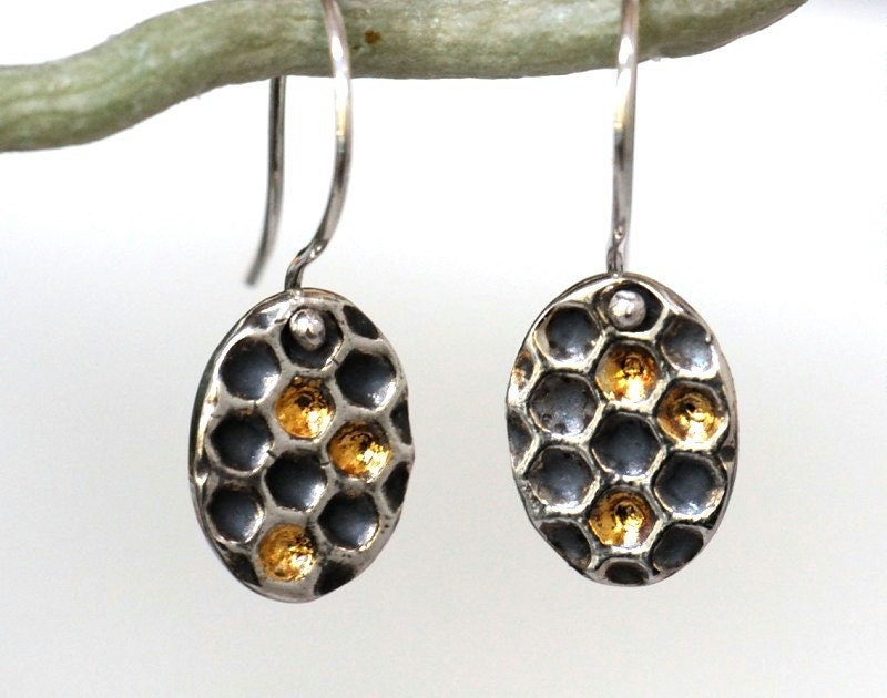 Silver honeycomb earrings with gold details, oval dangles