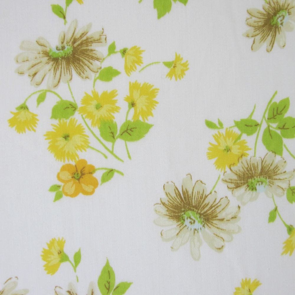 vintage fabric fat quarter (daisies with yellows on white)