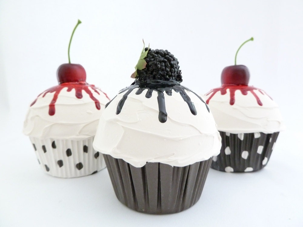 Set Of 3 cupcake BLACK AND WHITE great for Theme party decoration bakery decoration white icing and  polka dot black and white liner