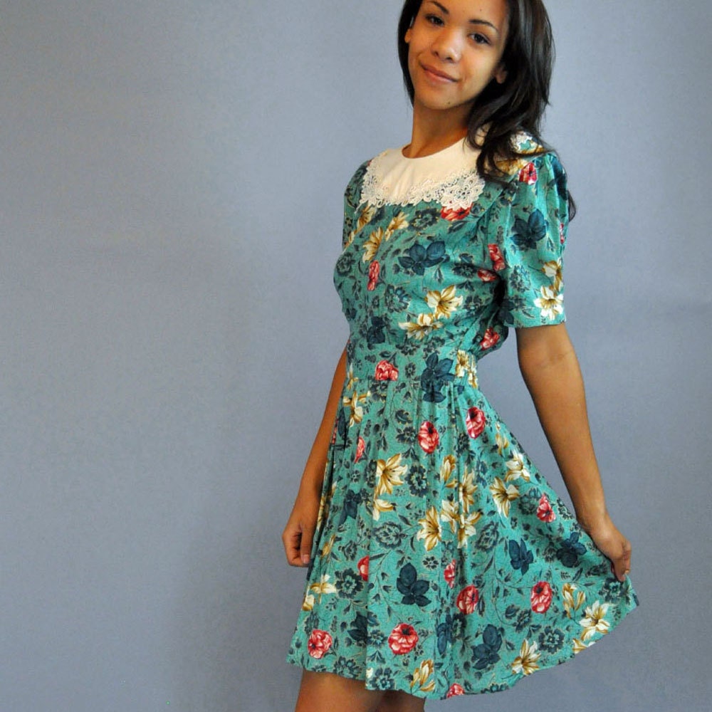 80s vintage dress DITSY floral dress w/ FULL skirt dress / Puff Sleeves & lace yoke XS / S Extra Small / Small