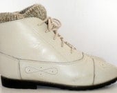 Sz 9.5 Vintage eggshell leather lace up ankle sweater boots.