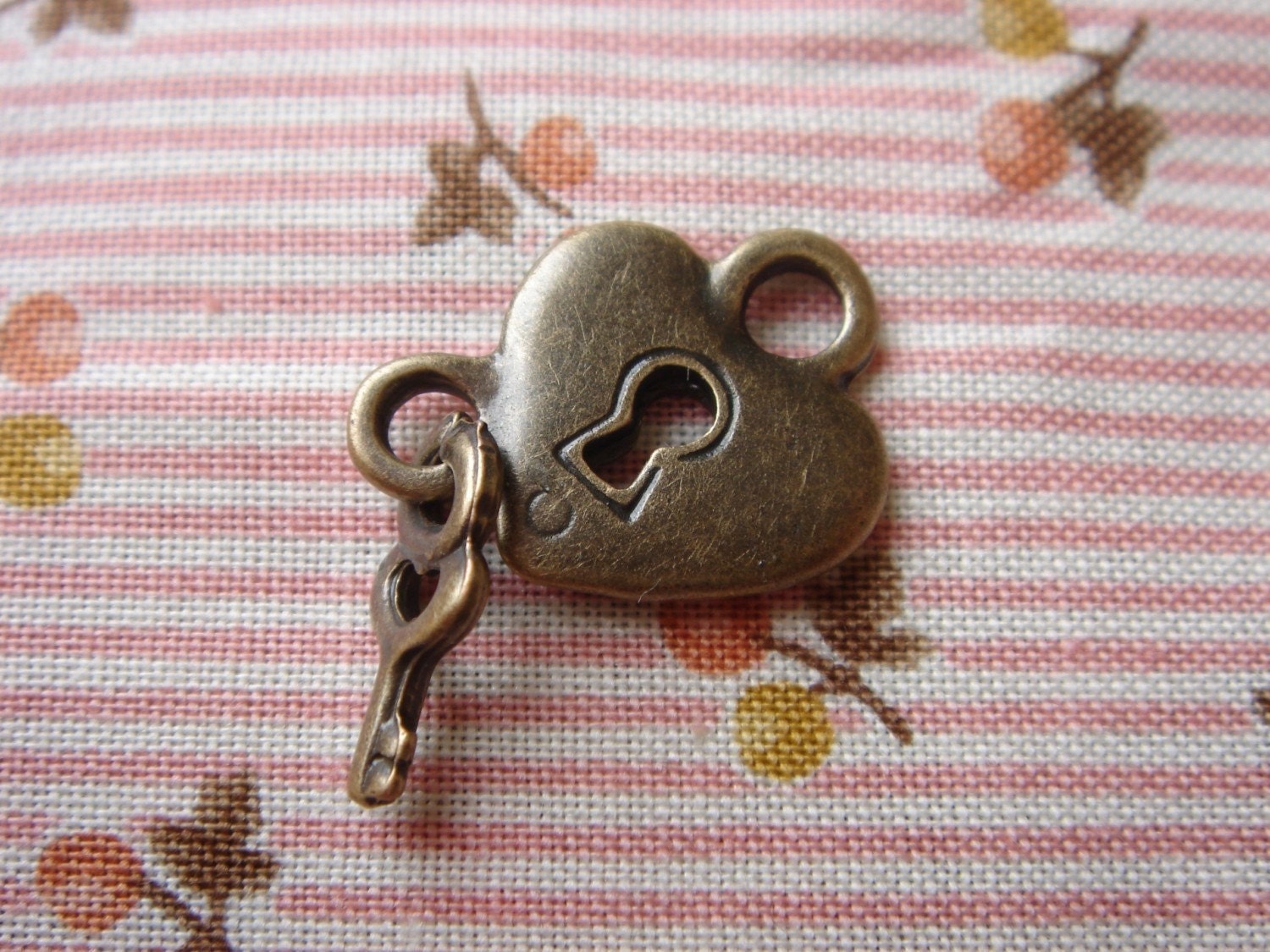 Heart lock with tiny key brass charm - 10 items - Antique looking -