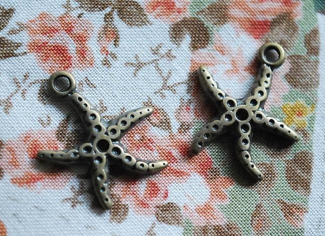 Starfish brass charm - 10 ITEMS - pendant - Antique looking -