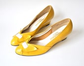 vintage shoes / wedges 7 / leather shoes / 70s wedge / mustard yellow / bows on the toes / Magdesians of California / unworn / deadstock