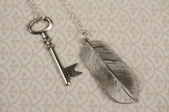 Long Lariat Necklace with Silver Feather and Key, Long Pendant Jewellery, Tie Jewelry, Simple, Bridal Fashion, Bridesmaids