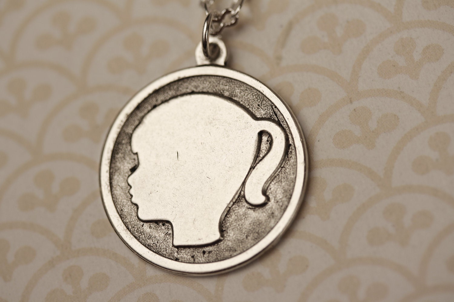 Small Girl Silhouette Necklace, Personalized Pendant, Silver Mother's Necklace, Short Jewelry, Round Charm