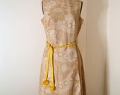 1970s dress with a pale gold Art Nouveau print - M