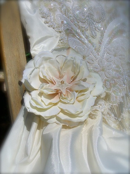 Starfish Beach Wedding Floral Hair Clip or Broach-CREAMY IVORY-Beach Weddings, Bridal Hair Piece, Proms, Elegance, Ivory Weddings