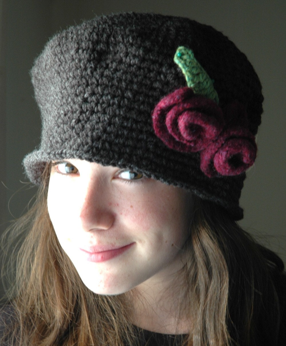 Heather Gray  Crochet Cloche Hat with Red Wine Wool  Felted  Roses, Flapper gray hat with burgundt Felted  Roses