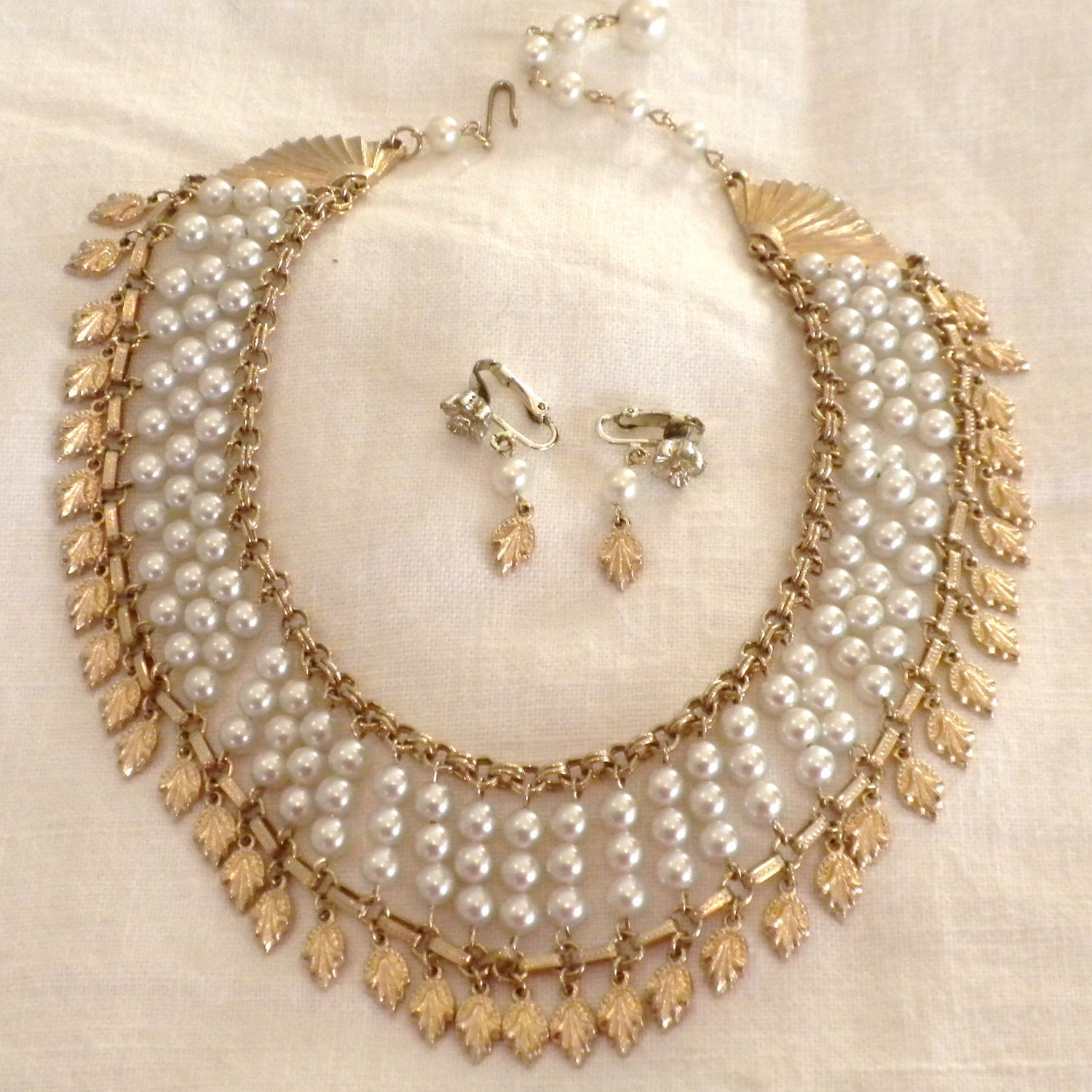 Vintage Necklace Faux Pearls with Gold Tone Leaves