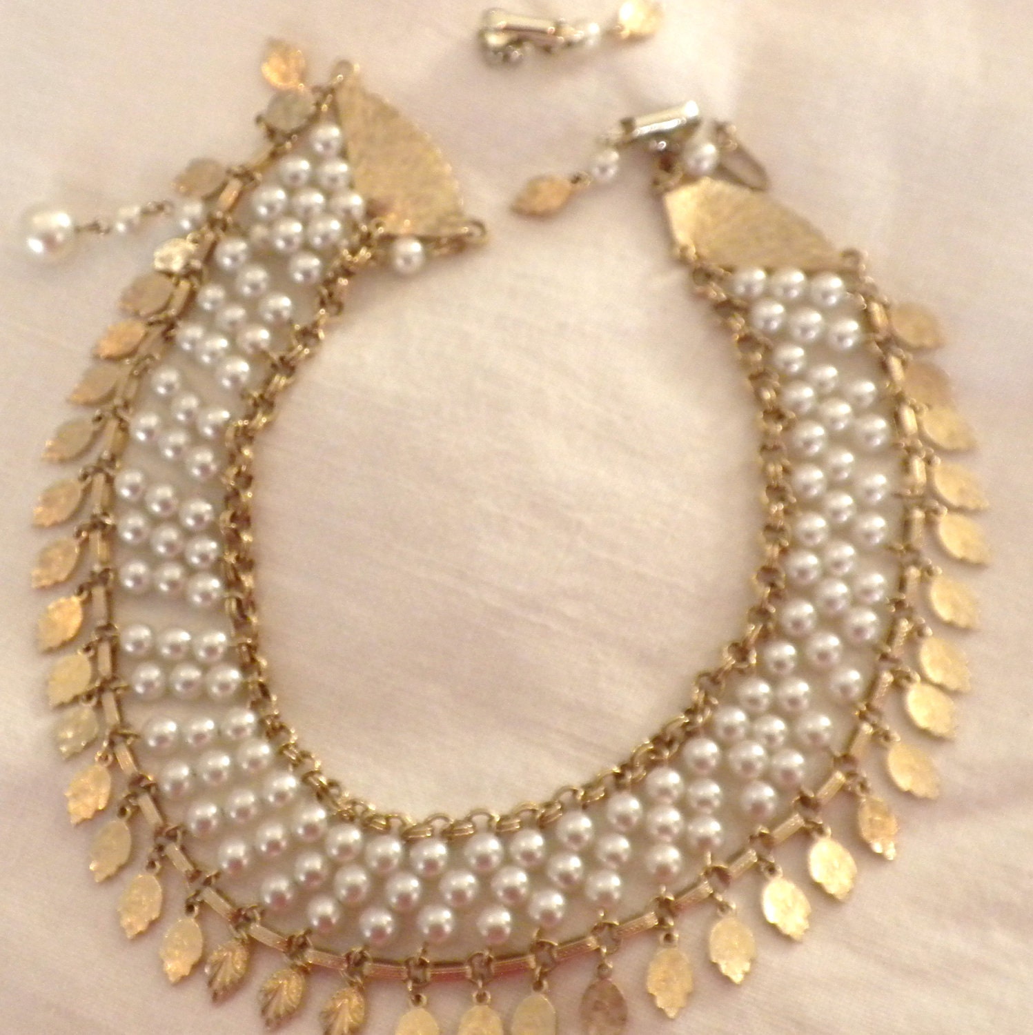 Vintage Necklace Faux Pearls with Gold Tone Leaves