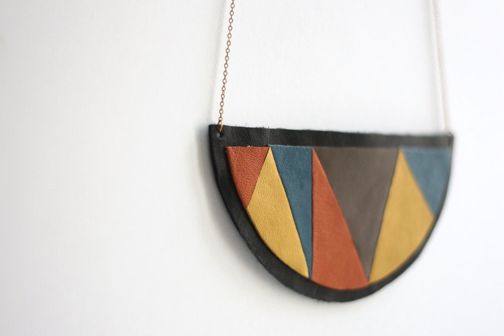 Leather necklace in half moon shape with triangle pattern - multicolored & black