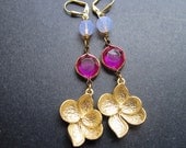 Gold Flower Earrings by MinouBazaar