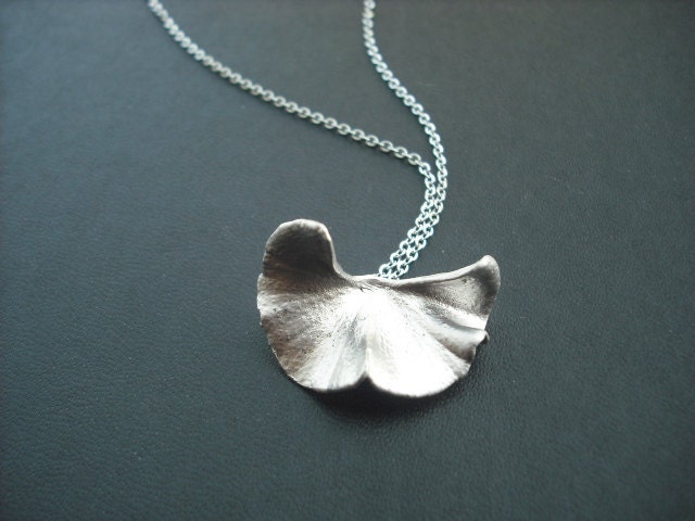 Elegant gingko leaf Pendant necklace - white gold plated