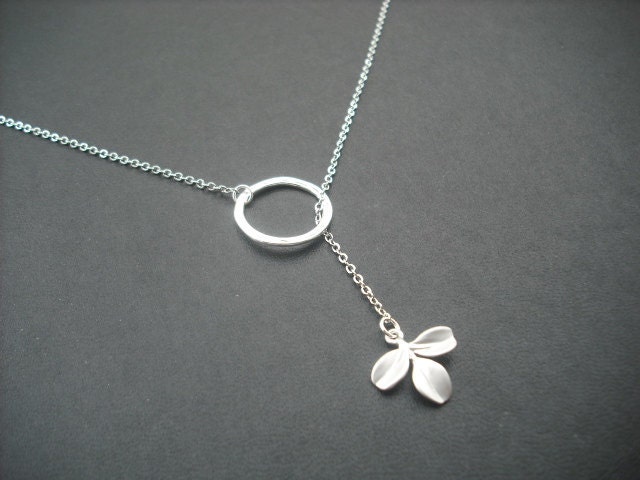 tiny leaf lariat - matte white gold plated