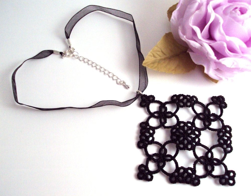 Tatted Medieval Necklace - Eleanor Royale