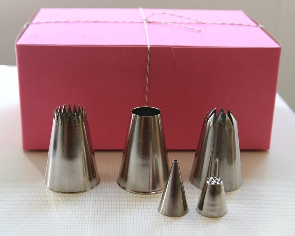 Sweet Estelle's Classic Cupcake Decorating Kit - Pastry Tips, Cupcake Liners and Sprinkles