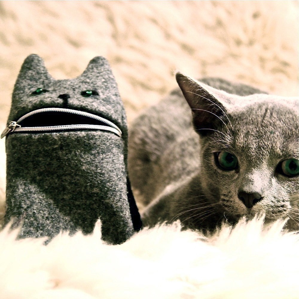 iPhone5 or iPhone4 case or camera pouch: cute iPhone / gadget case, handmade from grey wool