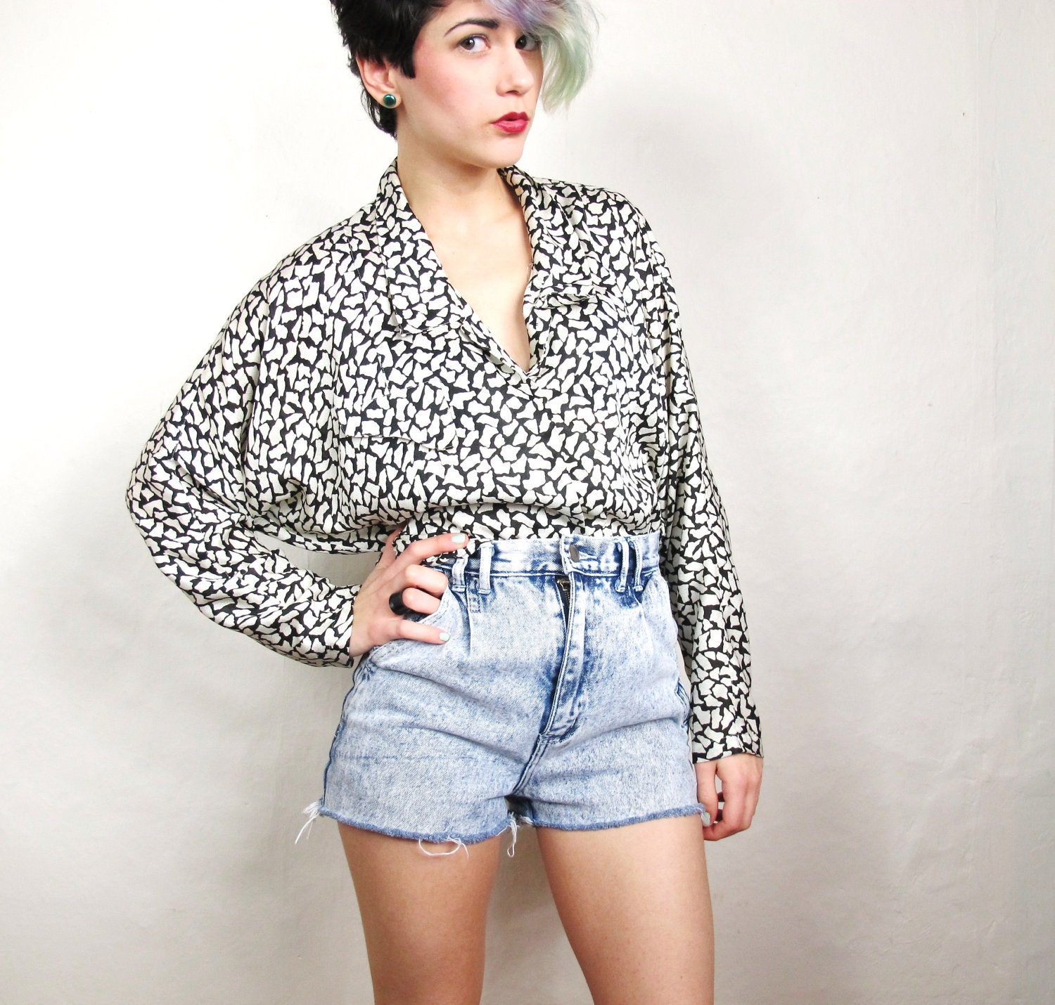 80s Black and White Pebble Batwing Blouse (S/M)