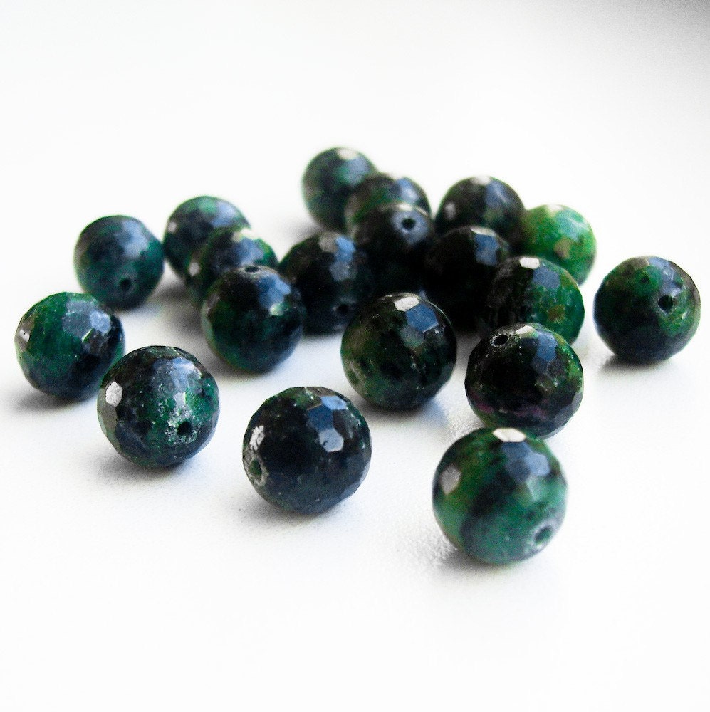 Zoisite with Ruby Faceted Round Beads - 10 mm - 5 pcs