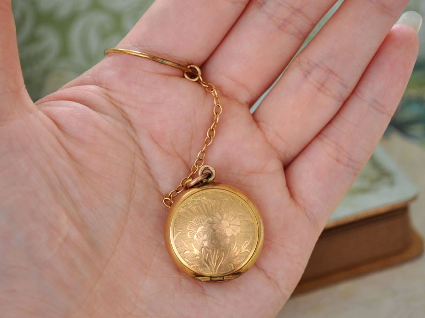 THE MEMORIES WITHIN vintage 12k gold filled locket prayer box container locket handheld