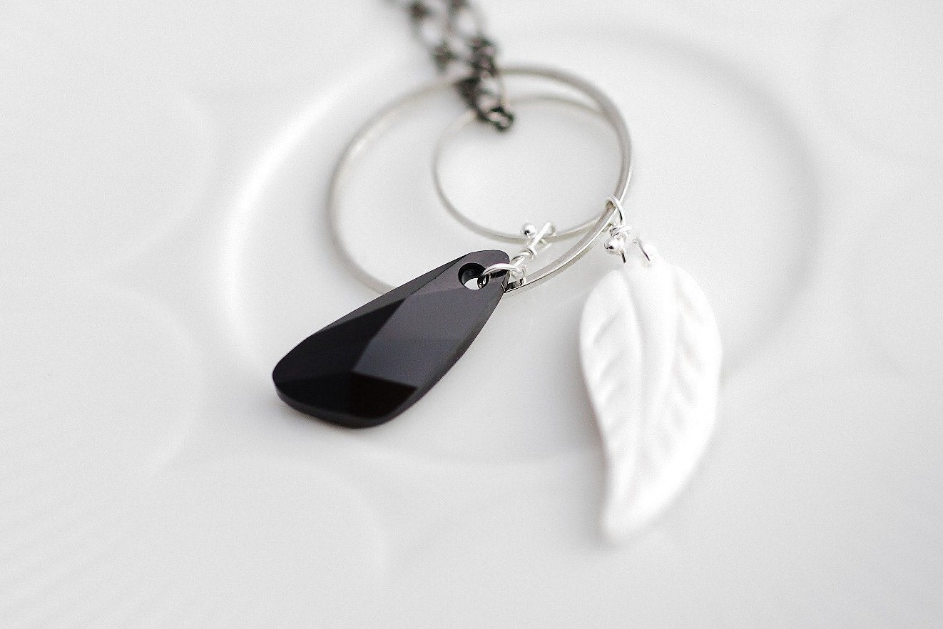 Wing pendant Black crystal and White shell swing under silver link