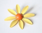 60s Flower Brooch - Sunny Daisy Yellow