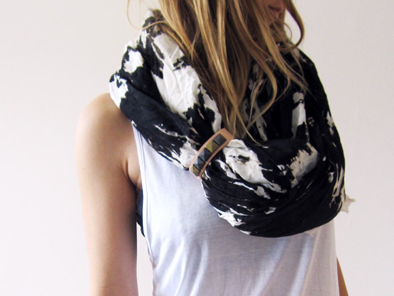 THE LASSO - black and white scarf