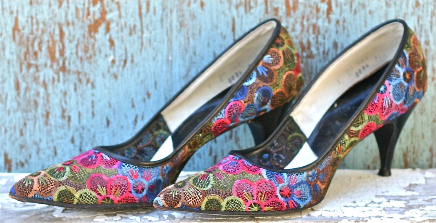 Vintage Womens  Accent Shoes  Jewel Tone Multicolored Pumps Lace High Heels