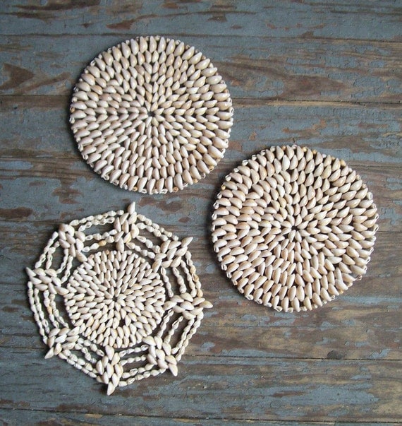 vintage sea shell housewares home decor hot pad plate trivet natural beach ocean shells shabby cottage chic snowflakes snow