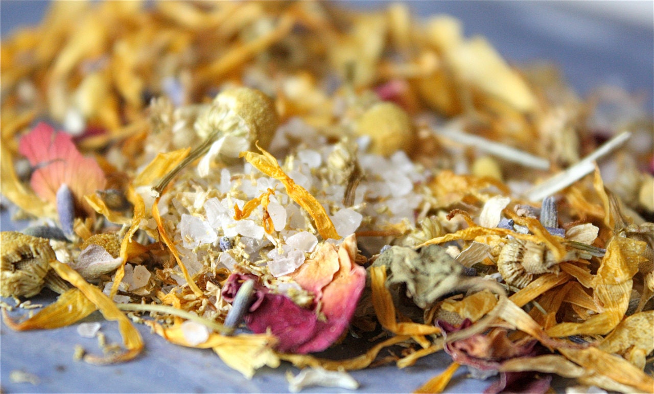 Herbal Bath Tea for mama with organic chamomile, rose petals and calendula