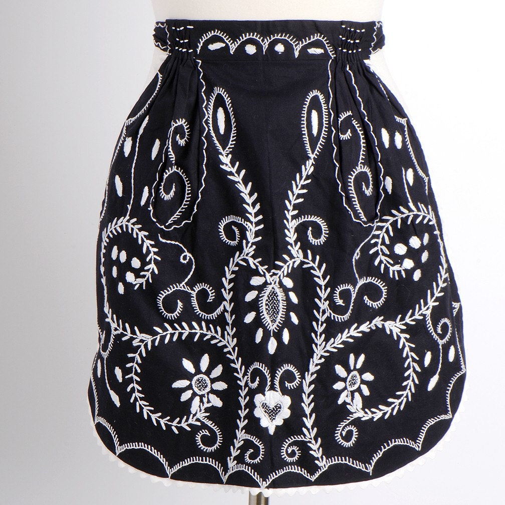 Vintage 1970s Embroidered Black and White HEART Petite Apron