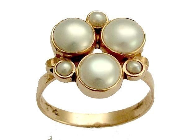 Rose gold ring with pearls engagement ring - Unforgettable moments.