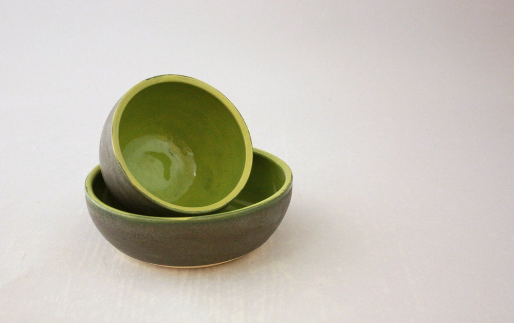 Small Nesting Bowls in Graphite Gray and Apple Green by Nstarstudio