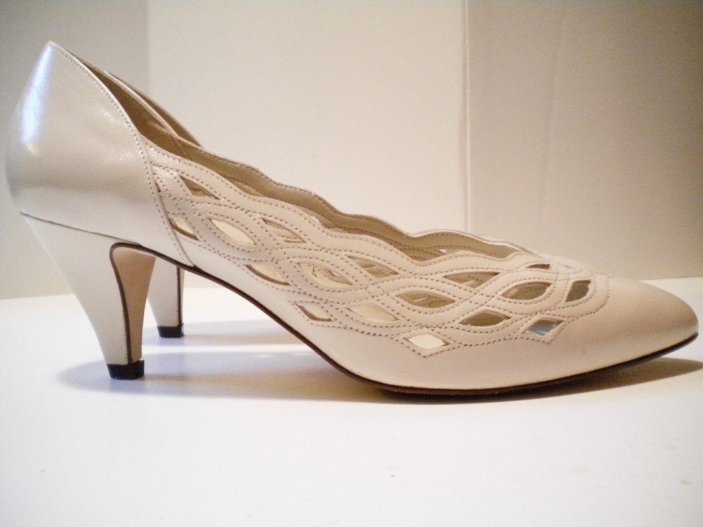 Vintage Bandolino Ivory Italian Leather Cut Out Pumps 6B