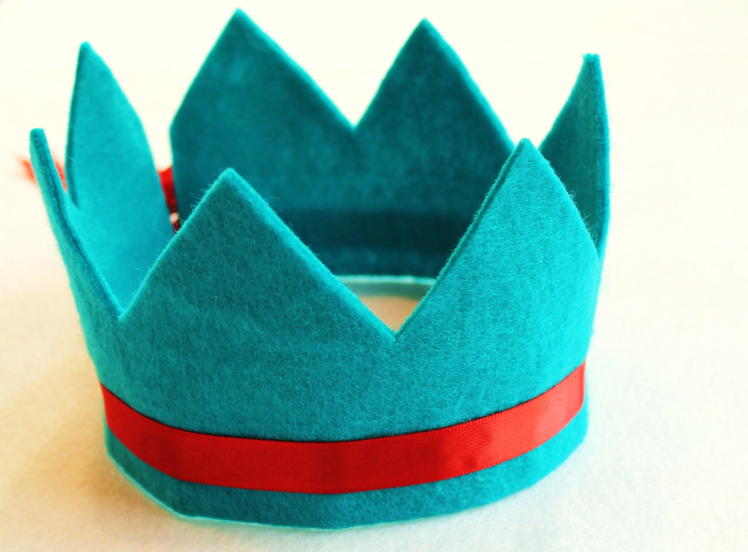 eco friendly arya felt crown with seven points and adjustable ribbon tie.  avail in 22 colors.  party, play, rule.