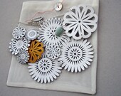 White Spring Flower Collar with a Yellow Daisy
