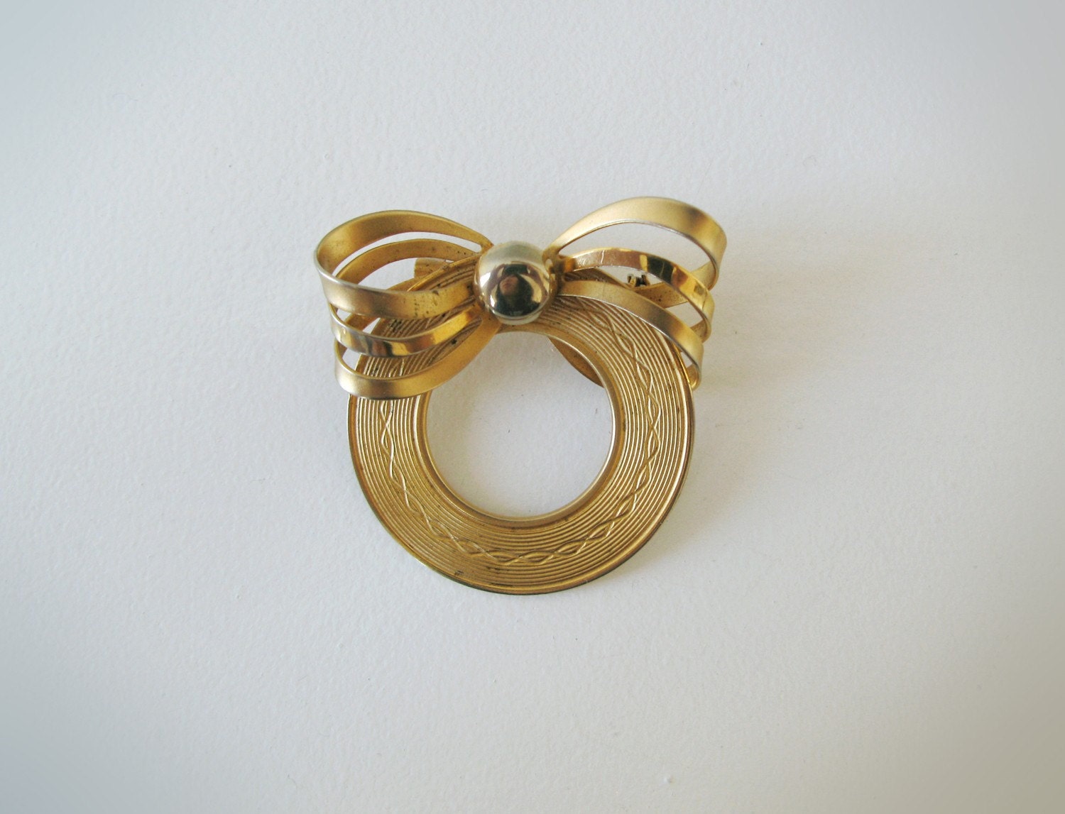 Vintage gold metal ribbon brooch.