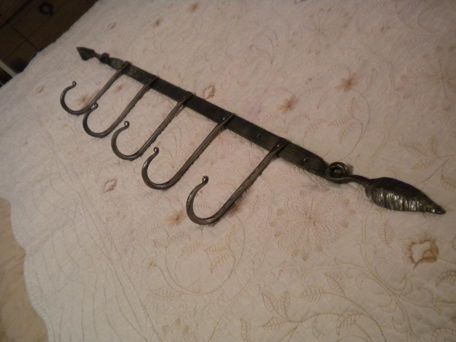 Wall rack with leaves
