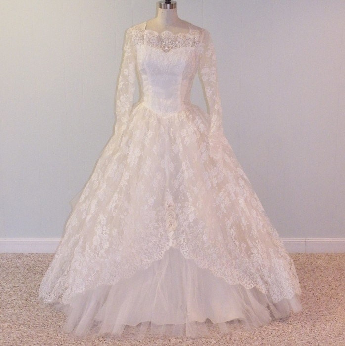 1950s 50s Wedding Dress, Ivory White Floral Chantilly Lace Tulle Beaded Sweetheart Wedding Gown, Full Skirt, Rosette Accents, Beaded Veil