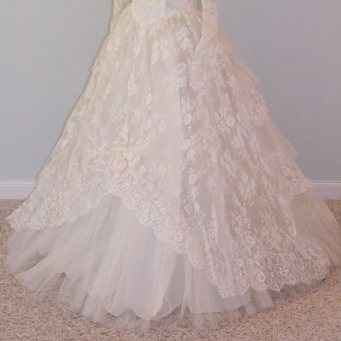 1950s 50s Wedding Dress, Ivory White Floral Chantilly Lace Tulle Beaded Sweetheart Wedding Gown, Full Skirt, Rosette Accents, Beaded Veil