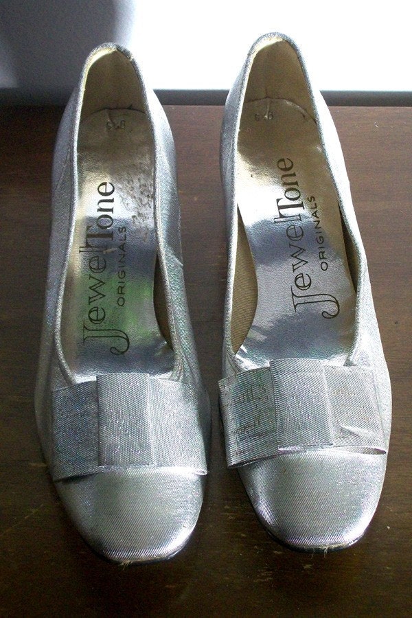 Vintage 1950s Shiny Silver Shoes Size 6.5B