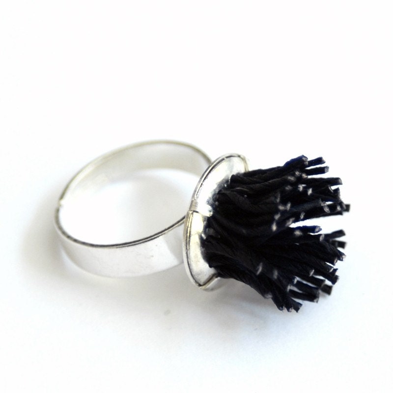 Paper Yarn Ring in Black