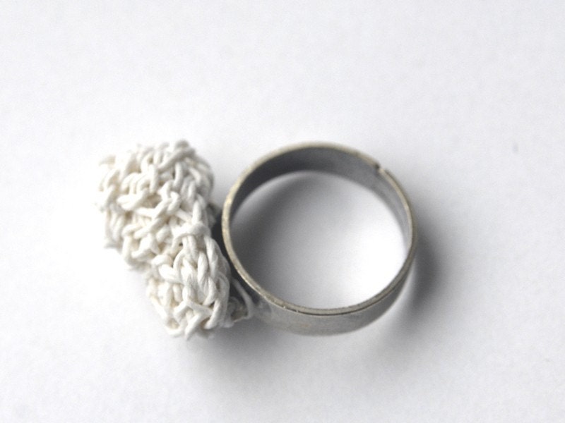 White Paper Yarn Ring on old-silver base