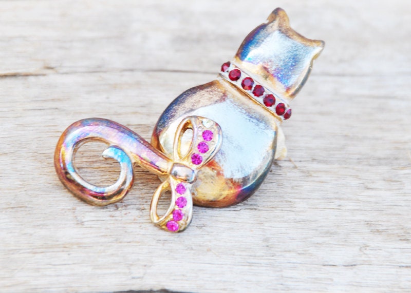 Sweet, Feminine Cat Brooch with Studded Collar, Bow and Swinging Tail