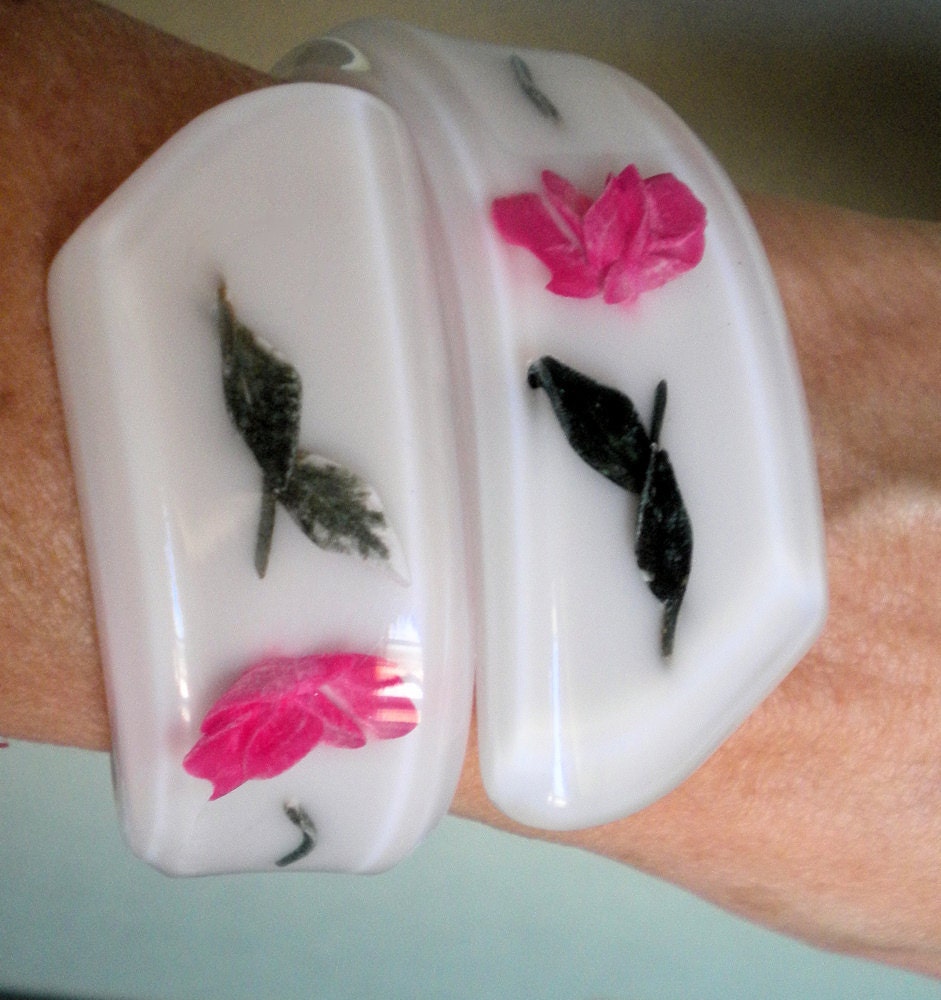Vintage Lucite Plastic Clamper Bracelet White with Pink Roses