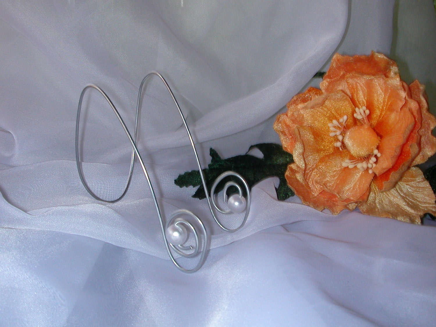 New.....Only 1.25 each 20  Silver wire Easel Display Holders Embellised with pearls ..Table number / place / name  card / menu holders