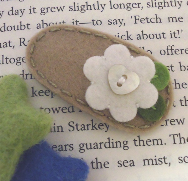 NO SLIP Wool felt hair clip -single flower (ecru) -mini --tan